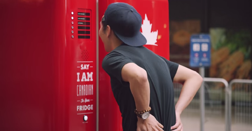 Un refrigerador que regala cervezas a quien diga “soy canadiense” en varios idiomas