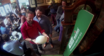 Inusual máquina de Heineken mete a una estrella del rugby adentro