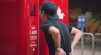 Un refrigerador que regala cervezas a quien diga “soy canadiense” en varios idiomas