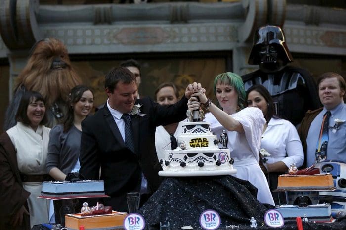 Andrew Porters and his wife Caroline Ritter from Australia cut a cake at their wedding ceremony December 17, 2015. REUTERS/Mario Anzuoni