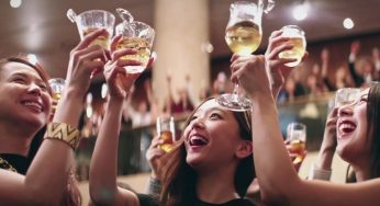 Original concierto de música clásica interpretado por vasos con hielo y whisky