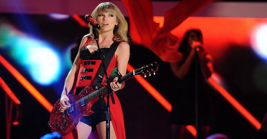 Taylor Swift vestida de rojo en concierto