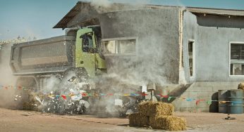 ¿Qué tan fácil es maniobrar este camión de 18 toneladas? Tan fácil que hasta una niña puede hacerlo