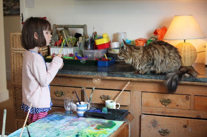 Conoce el arte de esta niña autista y su singular ayudante con gato