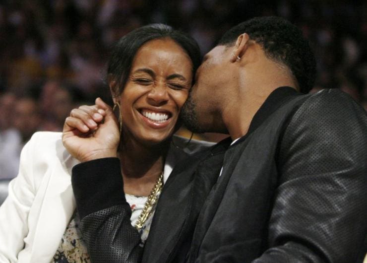 Porque te hace reír sin parar, como Will Smith con su esposa