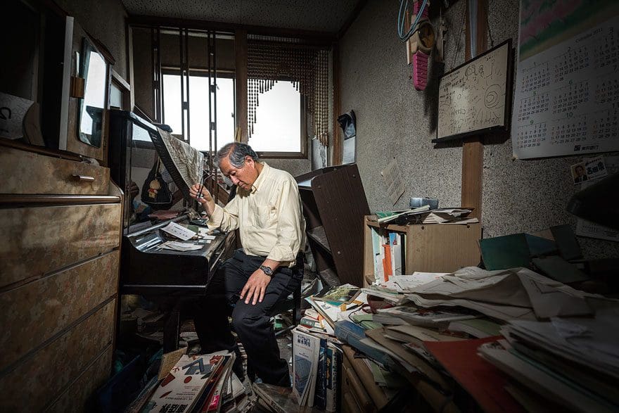 Conmovedoras imágenes de antiguos residentes de Fukushima regresando a lo que fue su hogar 08