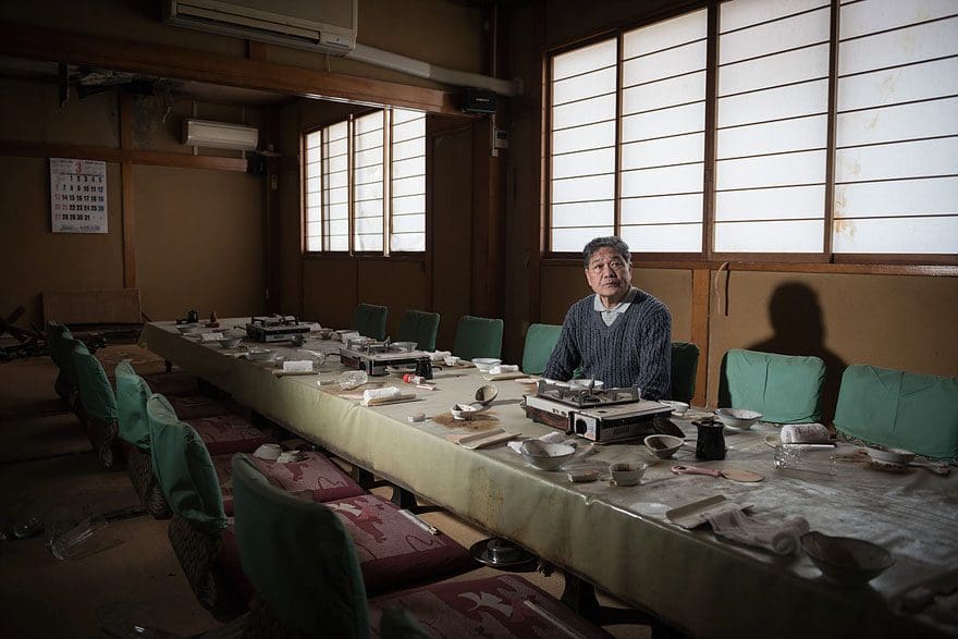 Conmovedoras imágenes de antiguos residentes de Fukushima regresando a lo que fue su hogar 15