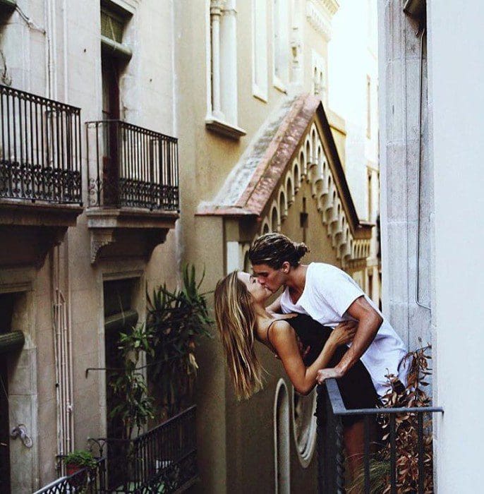 Conoce a esta popular pareja que demuestra su amor pasando las fronteras balcón