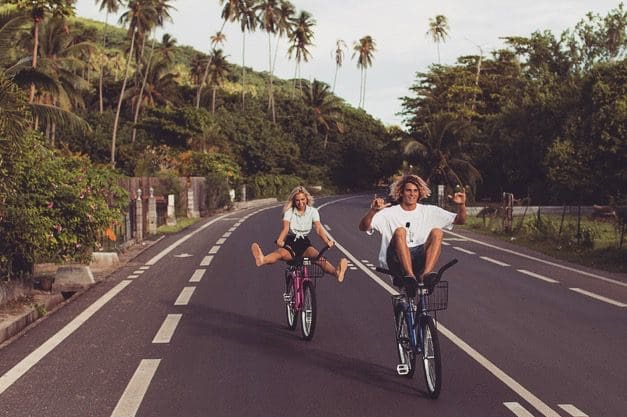 Conoce a esta popular pareja que demuestra su amor pasando las fronteras bicicleta