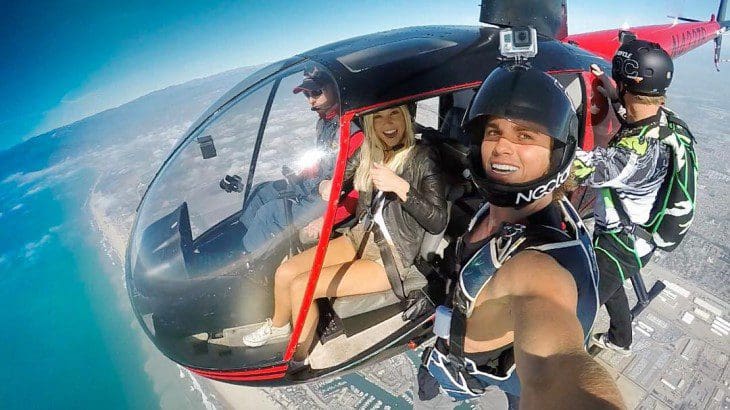 Conoce a esta popular pareja que demuestra su amor pasando las fronteras helicóptero