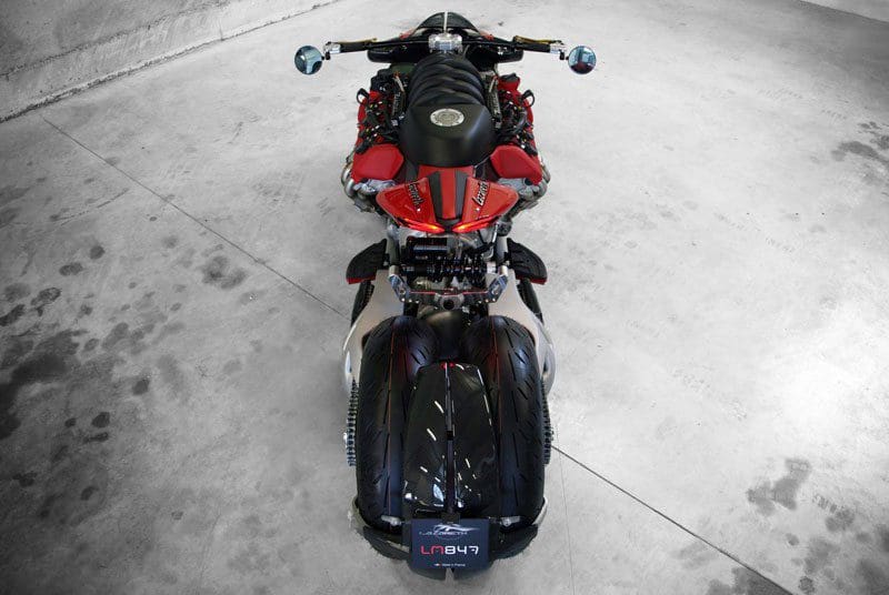 Si Batman quisiera una moto de paseo pediría esta, pero en color negro 08