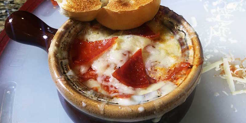 Si estás con problemas para masticar, esta sopa de pizza es lo ideal