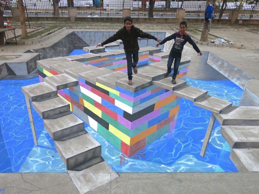 Niños juegan con la perspectiva del mural