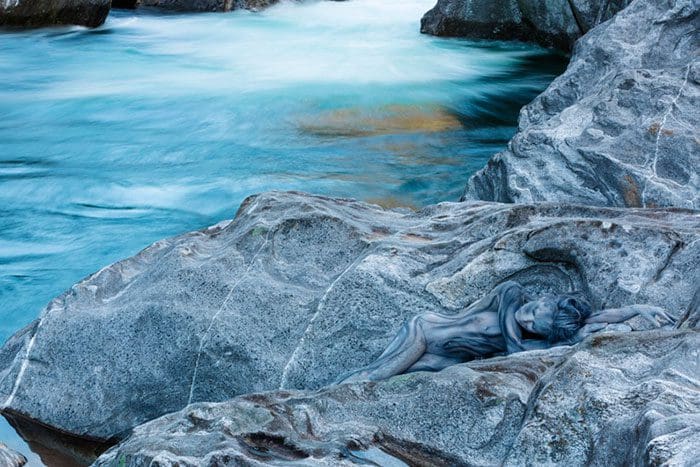 Encuentras a las modelos en estas fotografías azul
