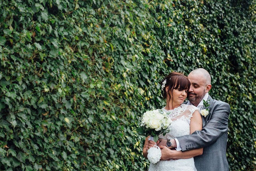 Esta novia decidió raparse la cabeza durante su boda para apoyar a su novio con cáncer terminal 01