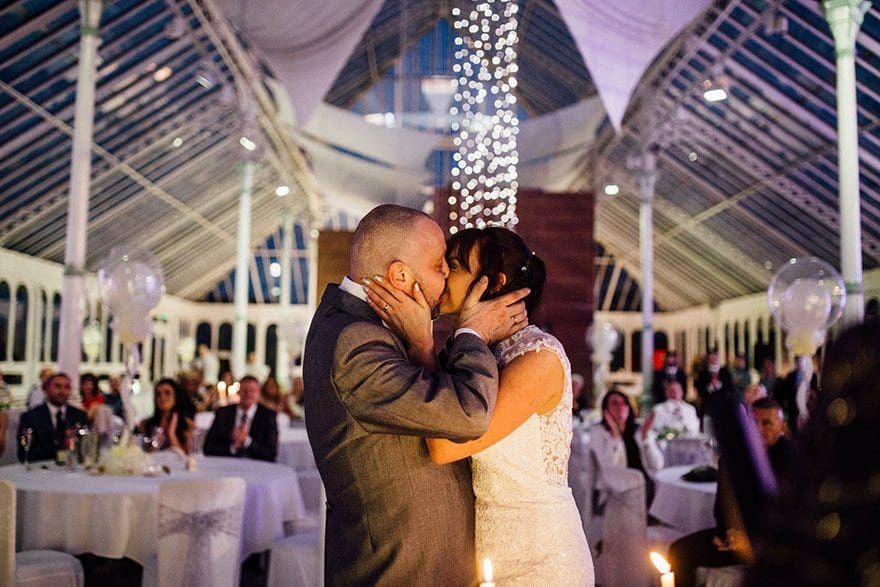 Esta novia decidió raparse la cabeza durante su boda para apoyar a su novio con cáncer terminal 03