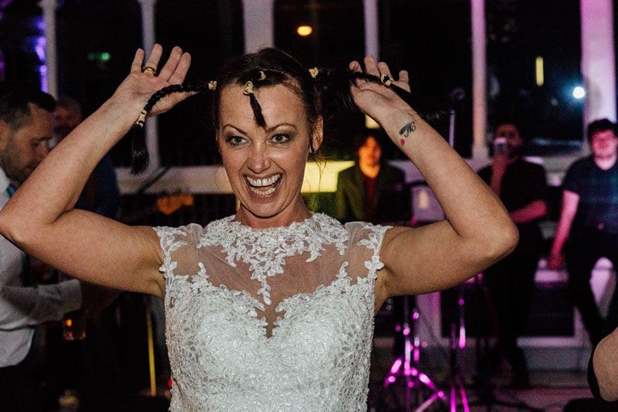 Esta novia decidió raparse la cabeza durante su boda para apoyar a su novio con cáncer terminal 04