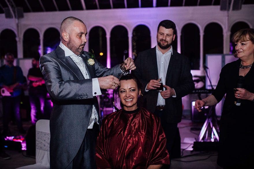 Esta novia decidió raparse la cabeza durante su boda para apoyar a su novio con cáncer terminal 05