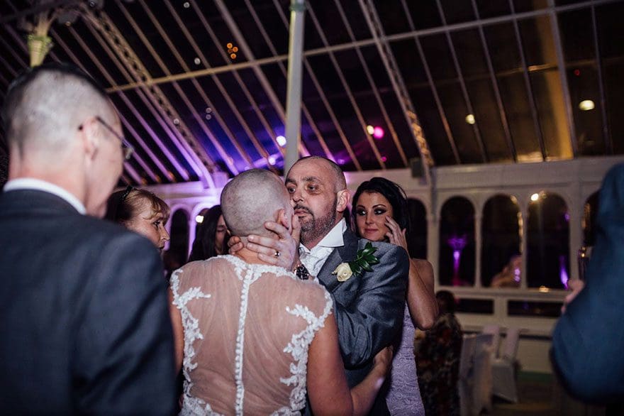 Esta novia decidió raparse la cabeza durante su boda para apoyar a su novio con cáncer terminal 08