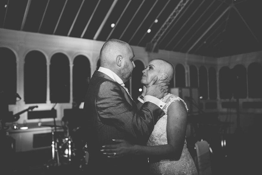 Esta novia decidió raparse la cabeza durante su boda para apoyar a su novio con cáncer terminal 09
