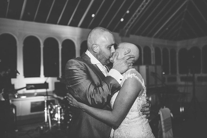 Esta novia decidió raparse la cabeza durante su boda para apoyar a su novio con cáncer terminal 10