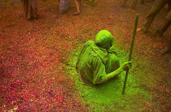 Grupo de viudas rompe con la tradición y Participa en el Colorido Festival de Holi 03