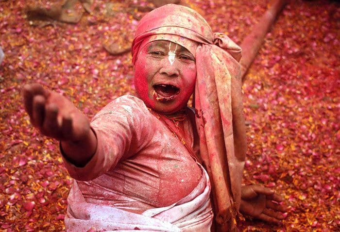 Grupo de viudas rompe con la tradición y Participa en el Colorido Festival de Holi 04