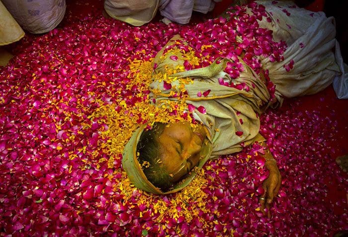 Grupo de viudas rompe con la tradición y Participa en el Colorido Festival de Holi 06