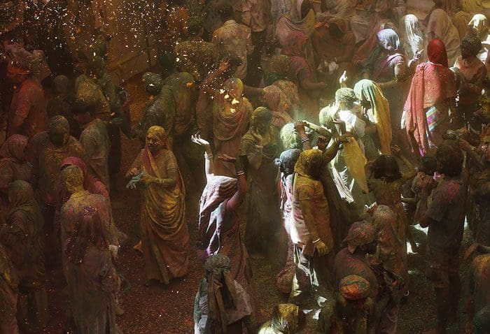 Grupo de viudas rompe con la tradición y Participa en el Colorido Festival de Holi 09