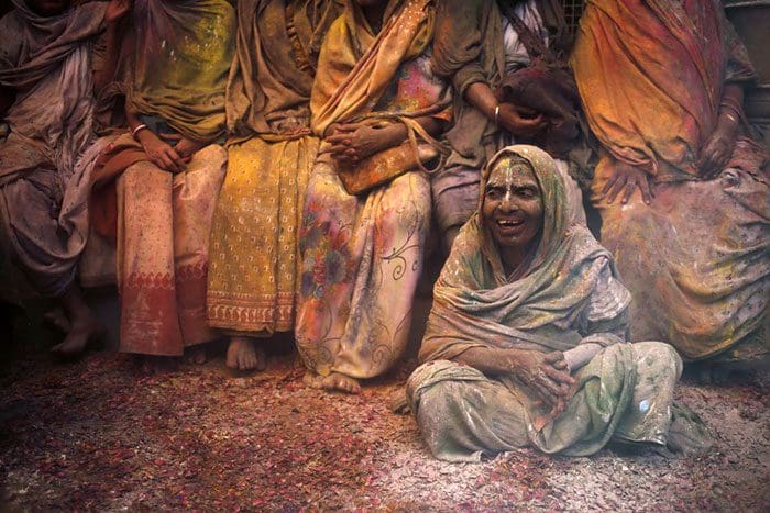 Grupo de viudas rompe con la tradición y Participa en el Colorido Festival de Holi 11