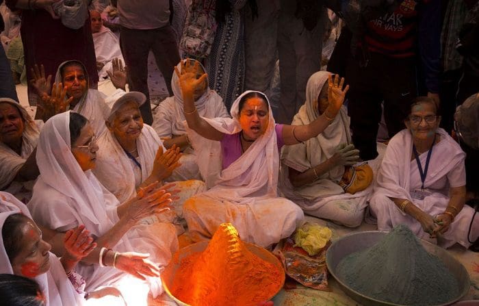 Grupo de viudas rompe con la tradición y Participa en el Colorido Festival de Holi 21