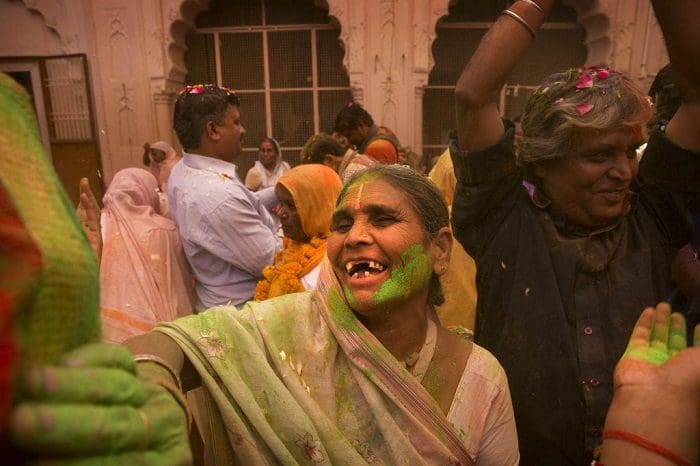 Grupo de viudas rompe con la tradición y Participa en el Colorido Festival de Holi 22