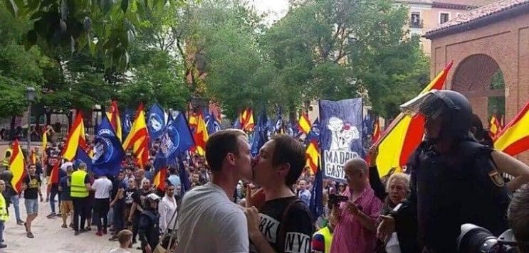 Con un beso, estudiantes protestan contra manifestación de neonazis 3