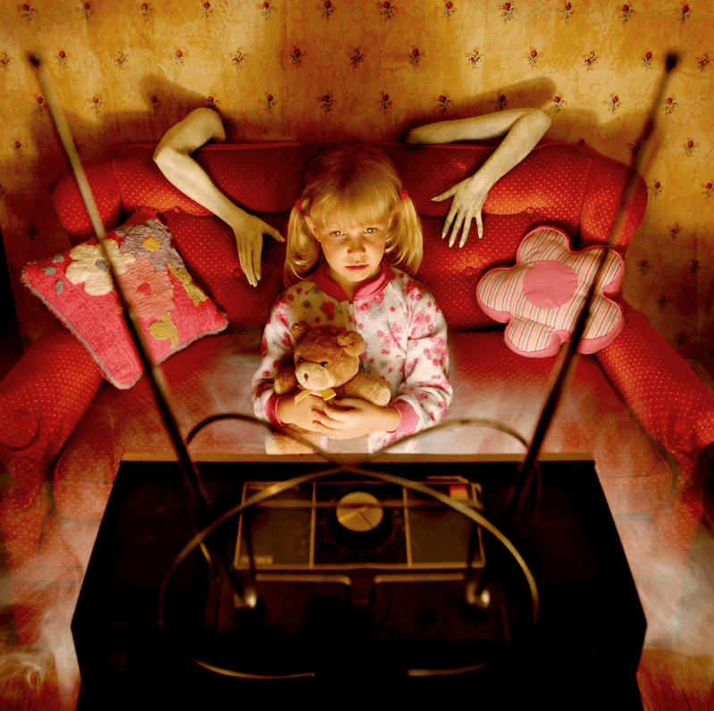 Este fotógrafo convirtió a sus hijas en protagonistas de películas de terror 07