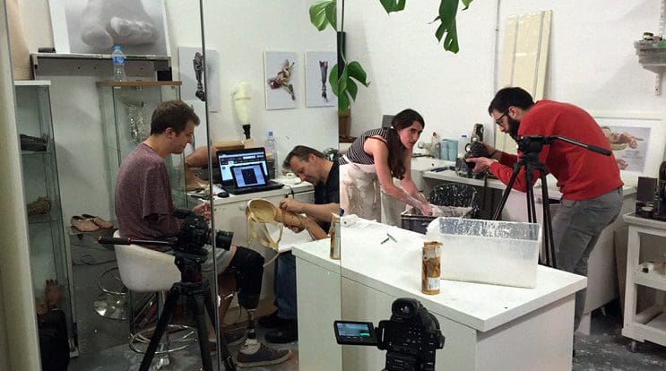 Este gamer con el brazo amputado recibirá la prótesis más alucinante que hay 06