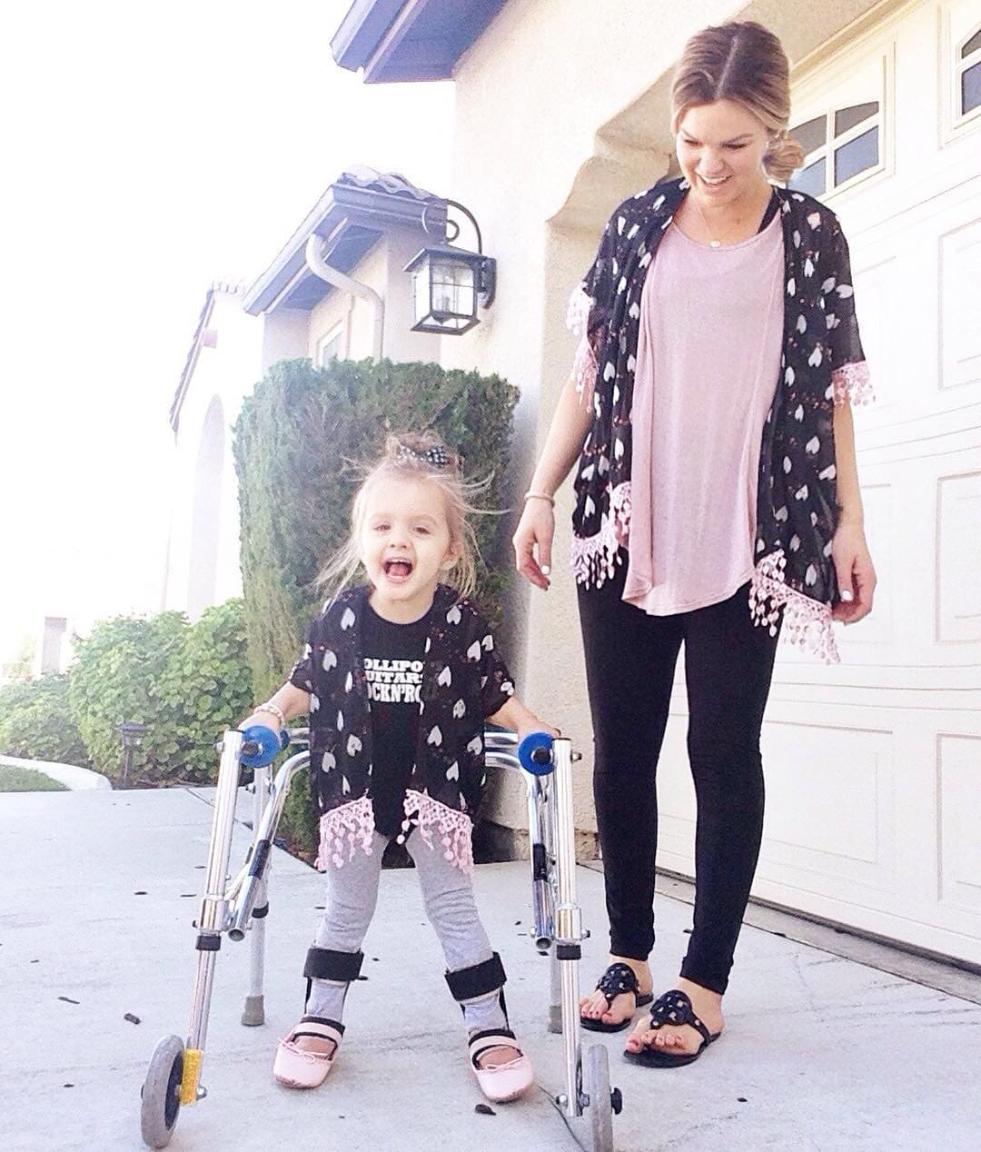 Marca de ropa de las Kardashian publica foto de una niña con parálisis cerebral y miren lo que pasó 04