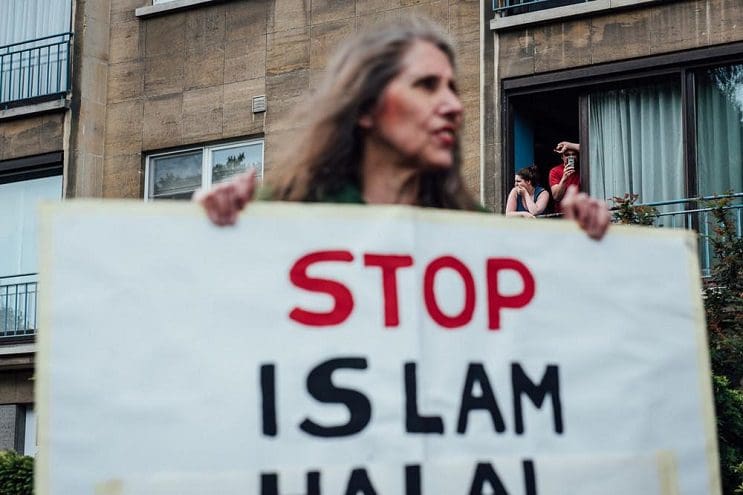 Musulmana deja en ridículo a manifestantes antiislámicos