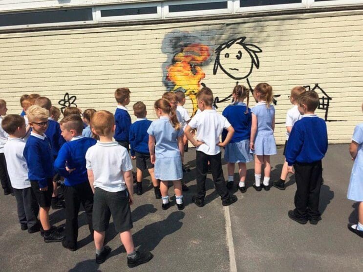 Banksy crea su propia invitación para un colegio que lleva su nombre 03