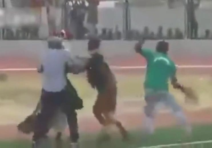 Dos chamanes se enfrentan a golpes minutos antes de un partido de fútbol en Ghana 1