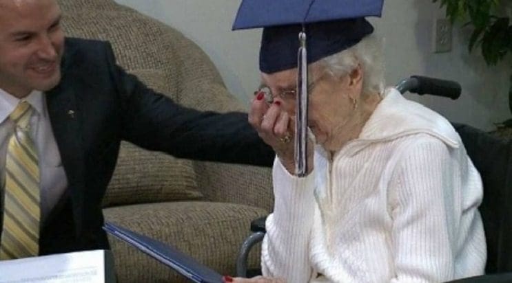 Esta anciana recibió su título escolar a los 97 años. Nunca es tarde seguir tus sueños 01