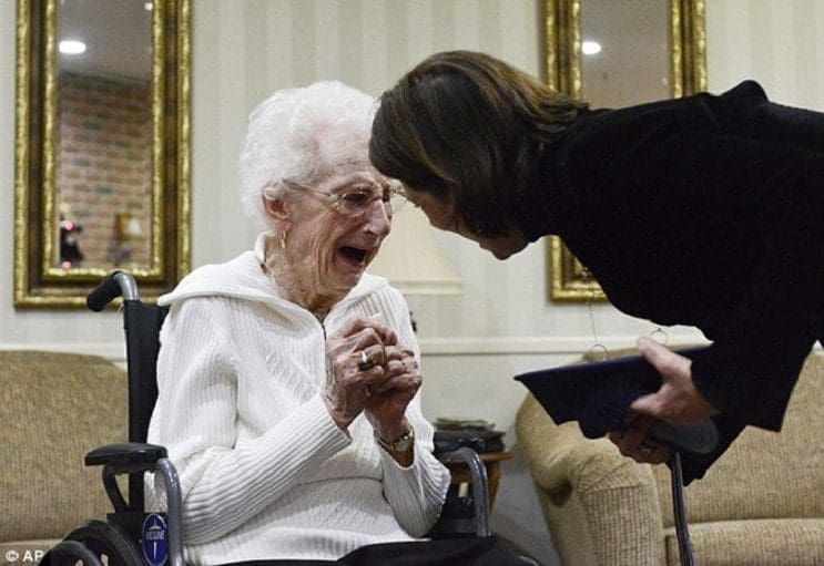 Esta anciana recibió su título escolar a los 97 años. Nunca es tarde seguir tus sueños 03