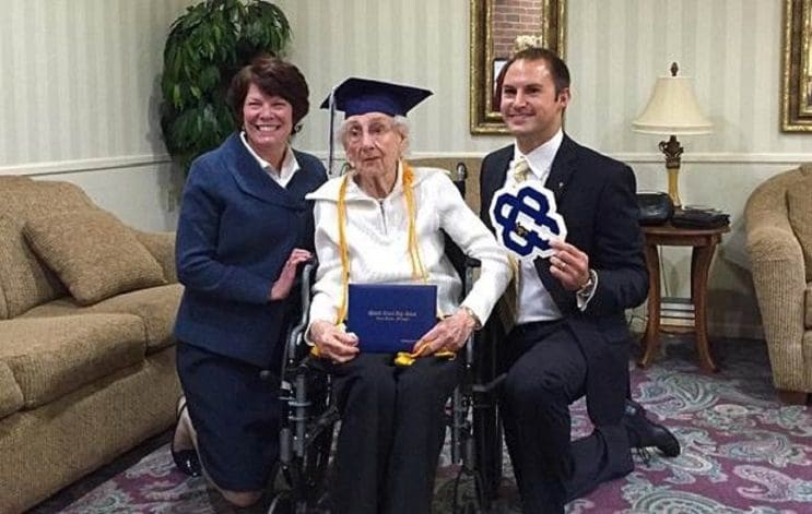 Esta anciana recibió su título escolar a los 97 años. Nunca es tarde seguir tus sueños 04