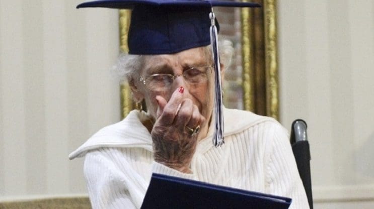 Esta anciana recibió su título escolar a los 97 años. Nunca es tarde seguir tus sueños 05