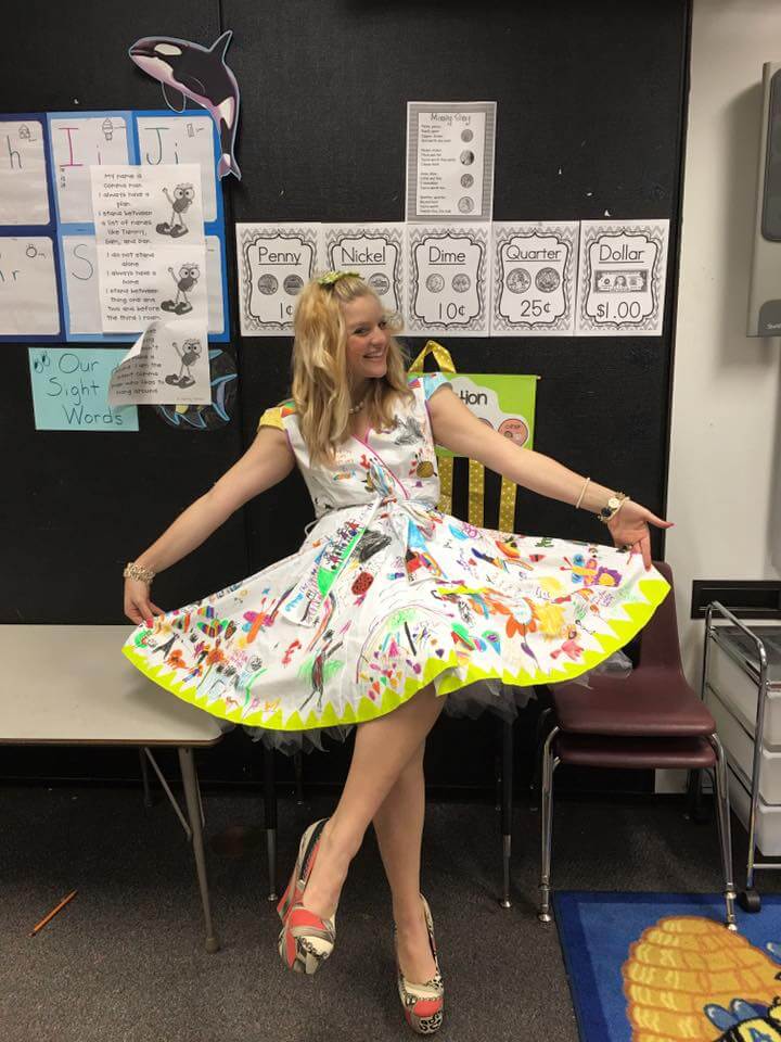 Esta profesora dejó que sus alumnos firmen su vestido por el fin del año escolar 02