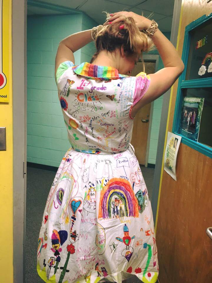 Esta profesora dejó que sus alumnos firmen su vestido por el fin del año escolar 04
