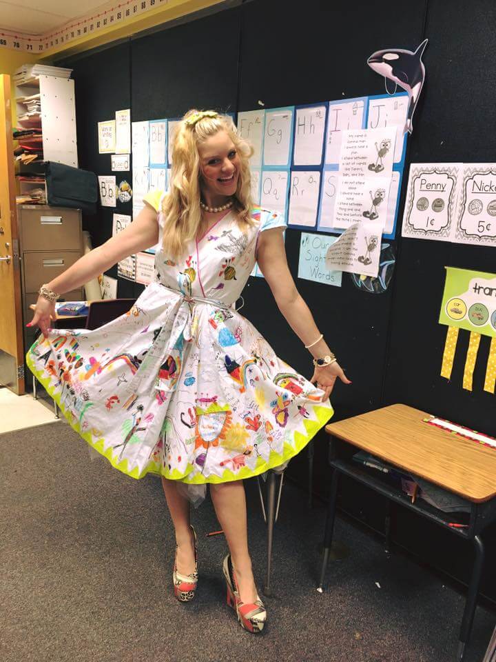 Esta profesora dejó que sus alumnos firmen su vestido por el fin del año escolar 06