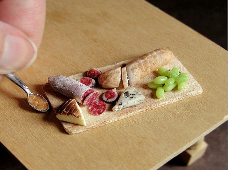 Estas esculturas de comida en miniatura hechas de arcilla les despertarán el apetito 01