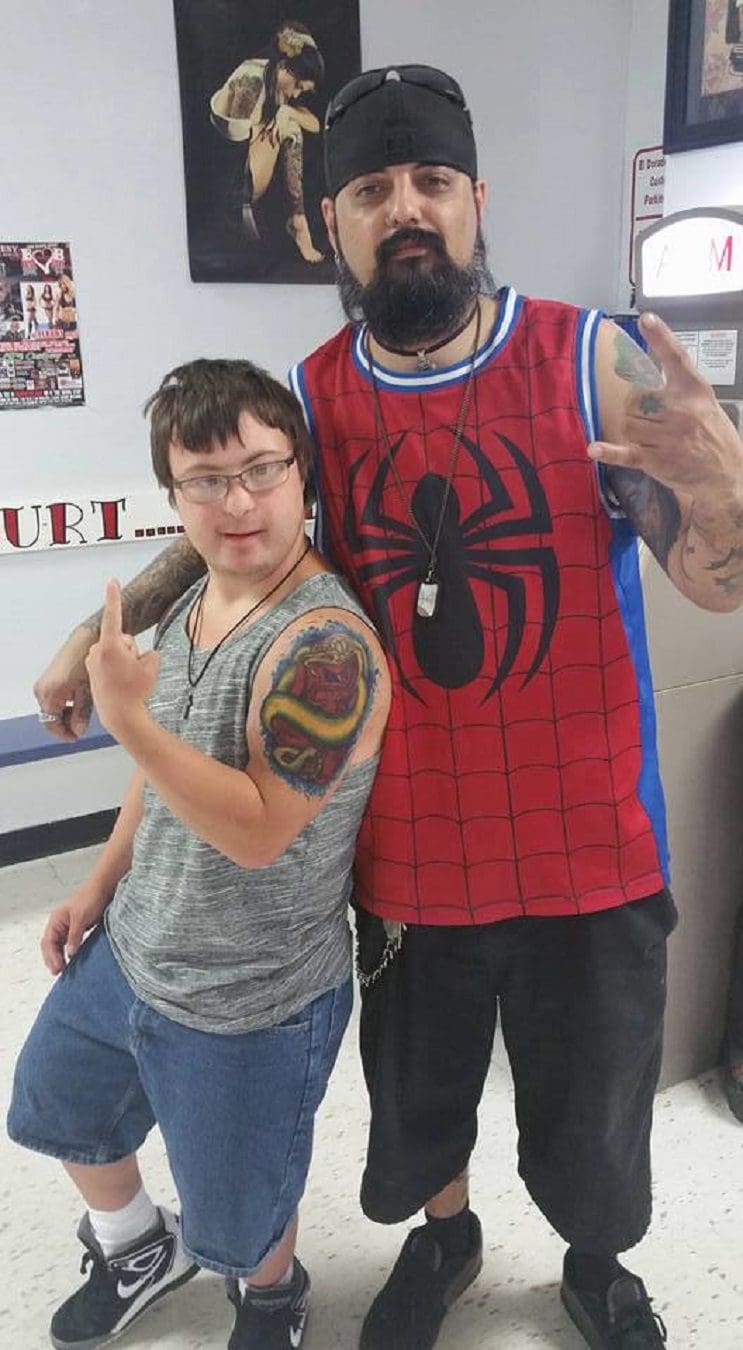 Este artista del tatuaje le dio la oportunidad a un joven con síndrome de down de hacerse uno 02