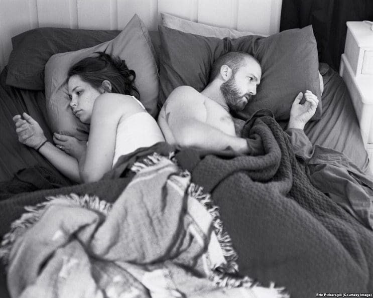 Este fotógrafo eliminó los smartphones de distintas fotos para mostrarnos una cruda realidad 09