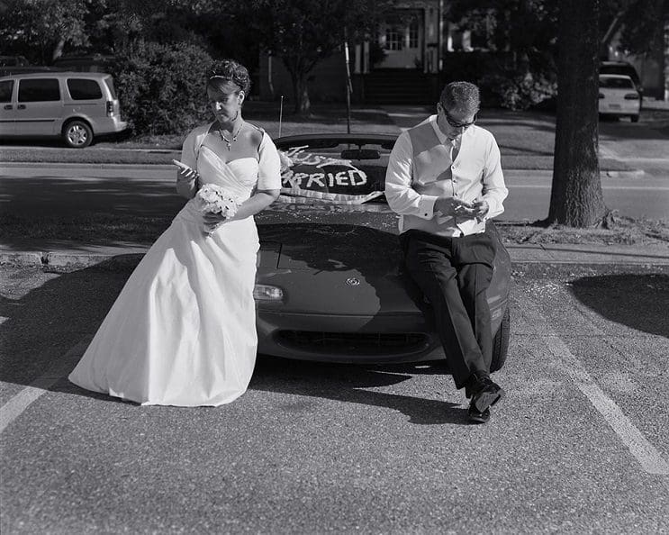 Este fotógrafo eliminó los smartphones de distintas fotos para mostrarnos una cruda realidad 11